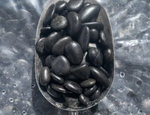 10 – 20MM Black Polished Pebbles – 20KG Bag