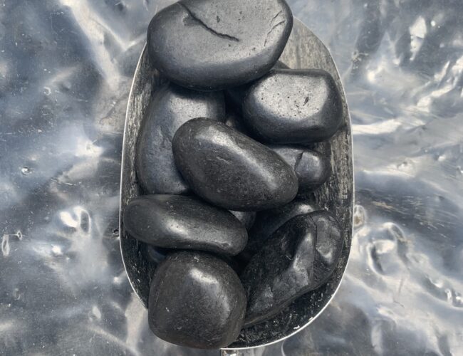 20 – 30MM Black Polished Pebbles – 20KG Bag